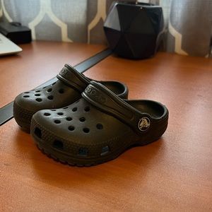 Size 6C. Black crocs